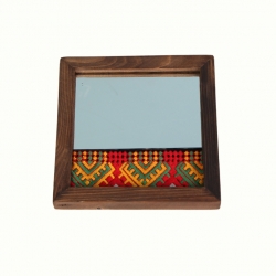 آینه با قاب چوبی و تزیین سوزن دوزی بلوچ آرانیک کد 1509700012